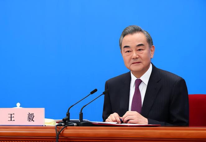 最近国际政治舞台上发生了一幕非常有意思的景象，日本高层在印度铺开长长的红地毯，军