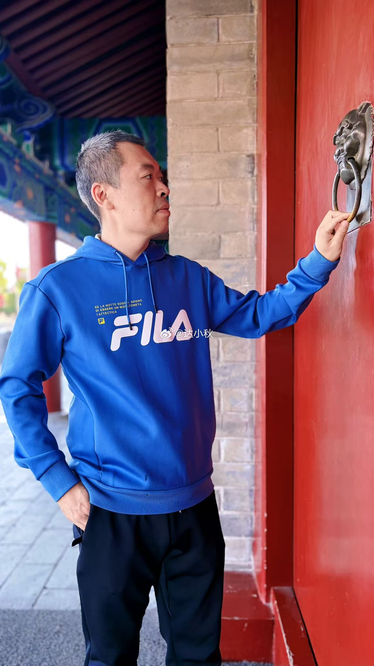 登古城墙，触摸长安。垛口藏岁月，一砖一故事。古墙守着千年旧梦，城下已是万家灯火。