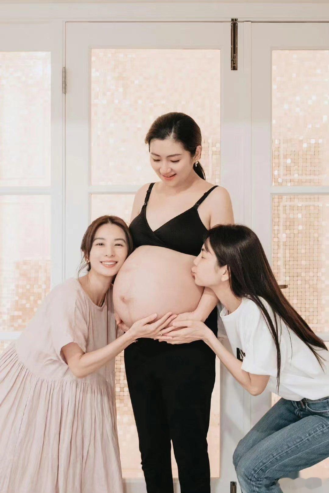 #SHE新合照##SHE新同框照# Selina、Hebe和Ella新同框合照真