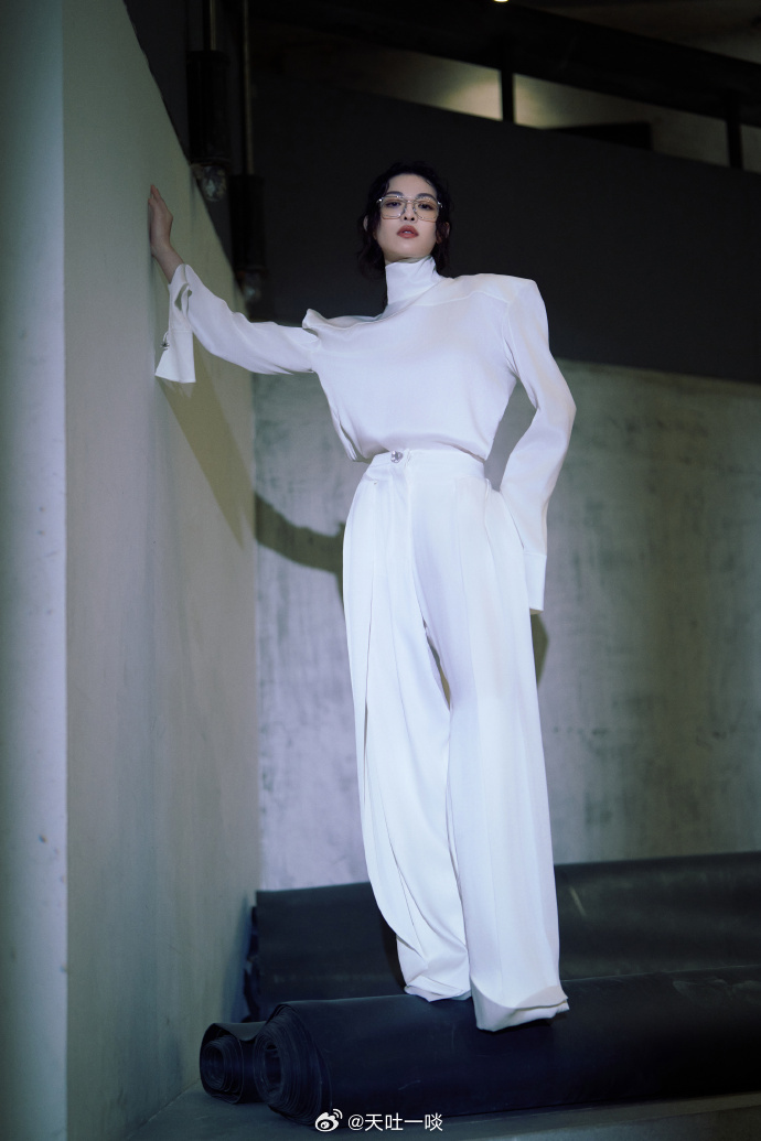 戴眼镜高智姐感拉满、露美背又酷又飒——钟楚曦。每日明星美图分享