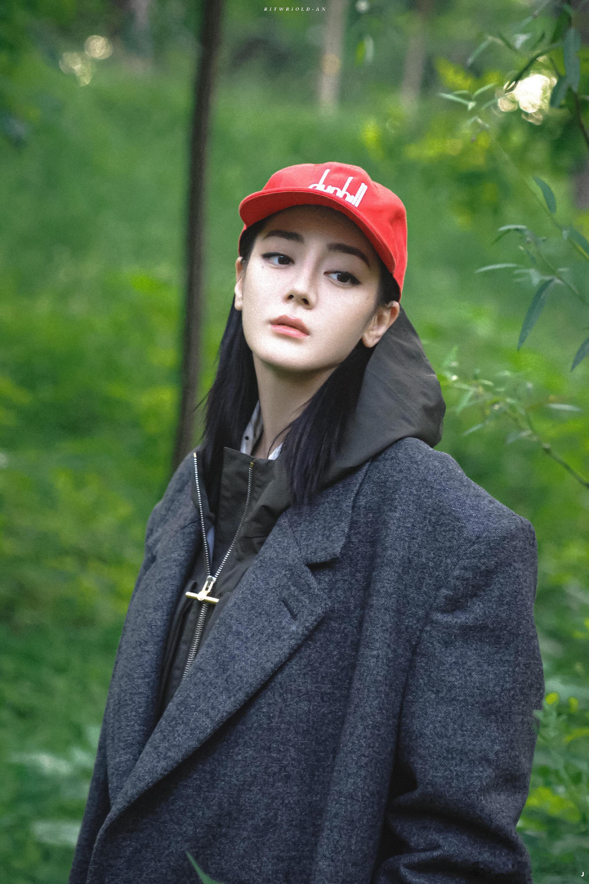 #迪丽热巴[超话]##迪丽热巴粉衣撑伞路透# 今天是帅帅的热巴！！又美又飒，果然