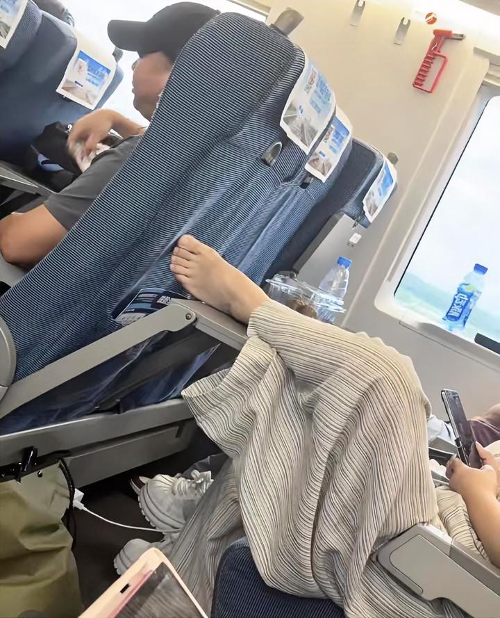 大家坐高铁时，还是先消一下毒为好。
瞧瞧这位，一坐下就开始脱鞋，脚一直搁在凳子上