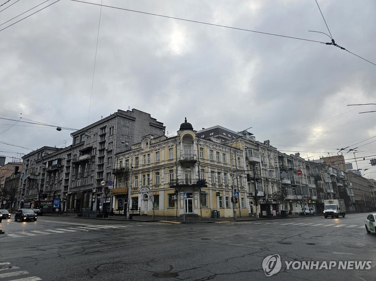 韩国媒体11 月 27 日说，韩国外交部一名官员于27日证实，一名自愿前往乌克兰