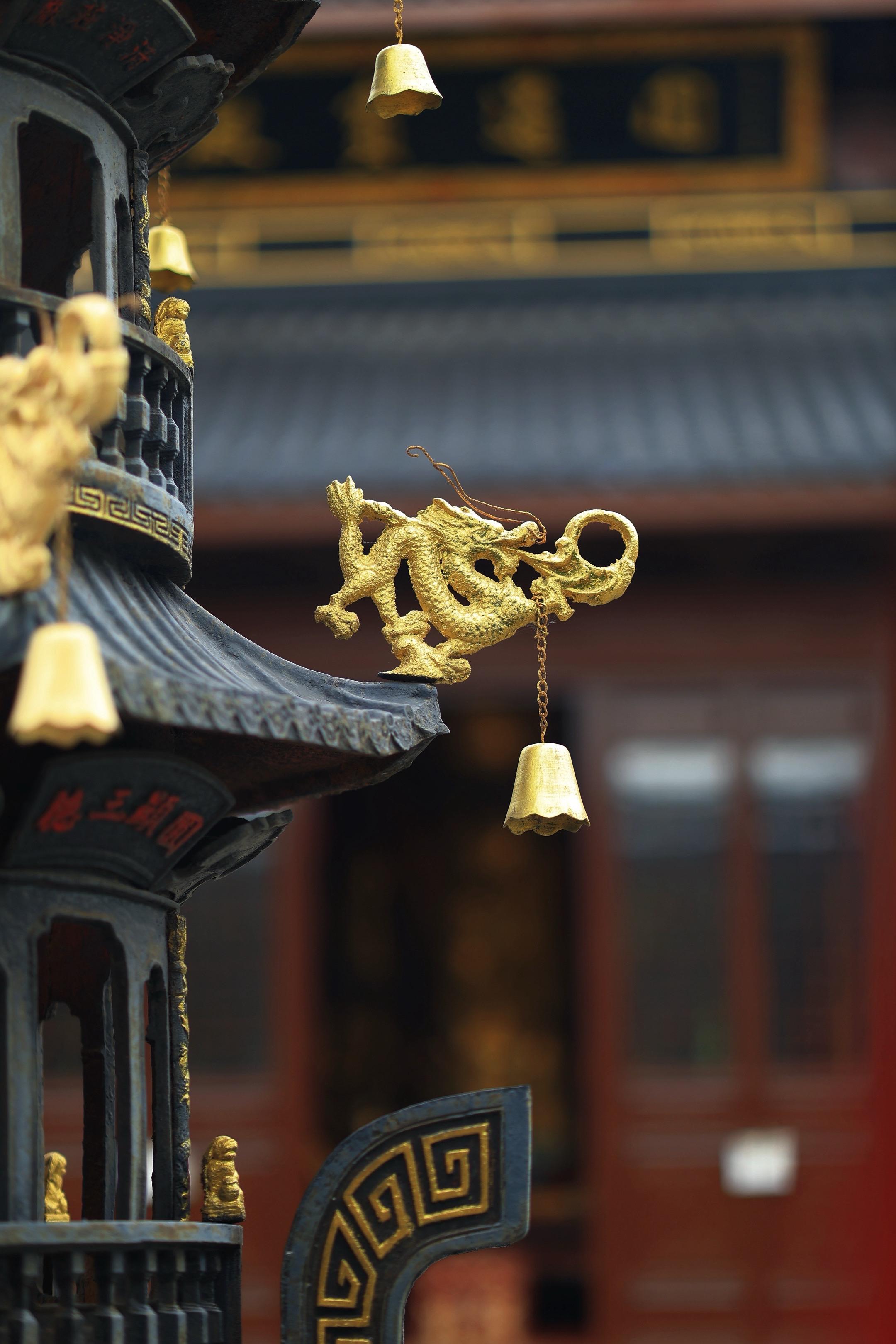 风动铃响，光落金鳞。檐角金龙衔风，铜铃摇碎光影，把千年禅意定格在画面里...