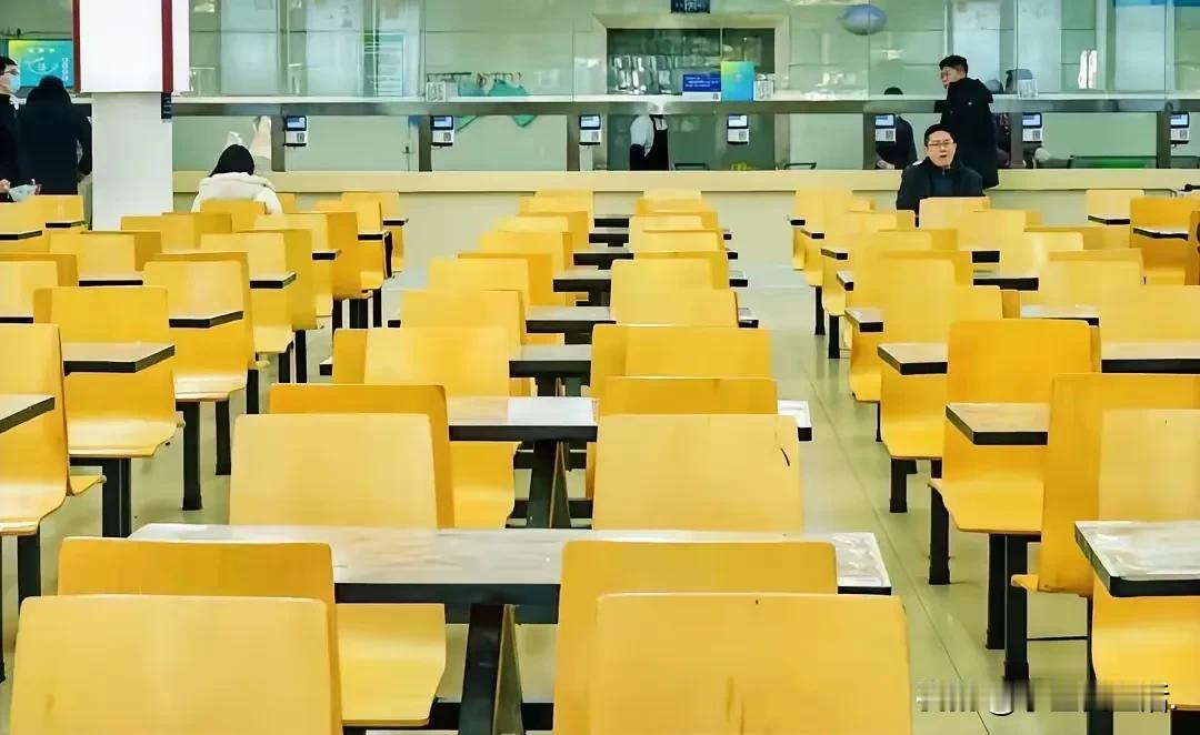“学校本应是安全港，咋能成学生的噩梦场？”
 
嘿，咱得唠唠长春大学旅游学院那档
