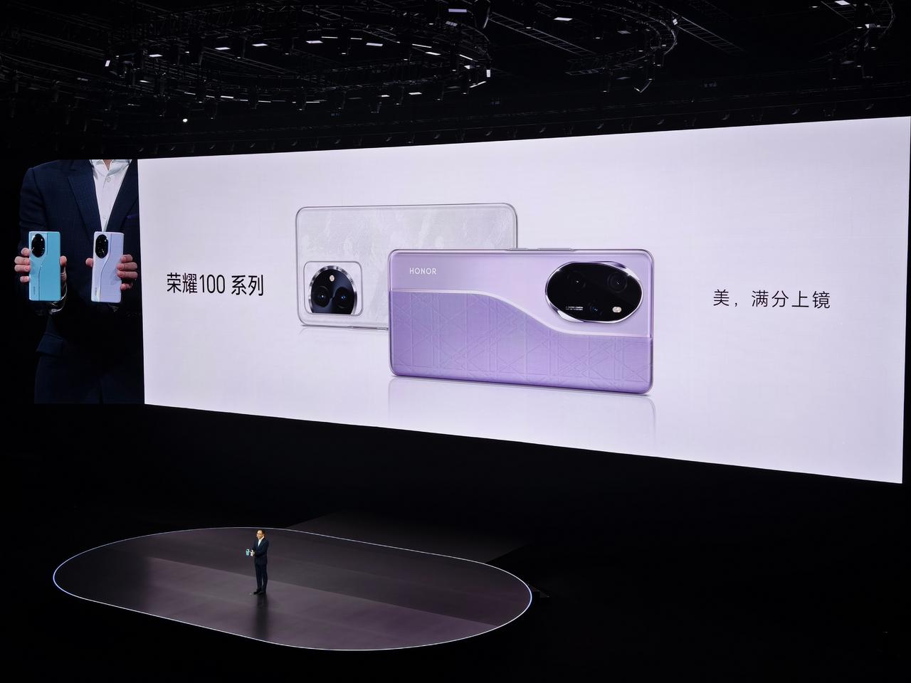 感动完了，还是要靠产品恰饭嘛。荣耀100来了，一开场就开撕。[吐舌]

单反：我