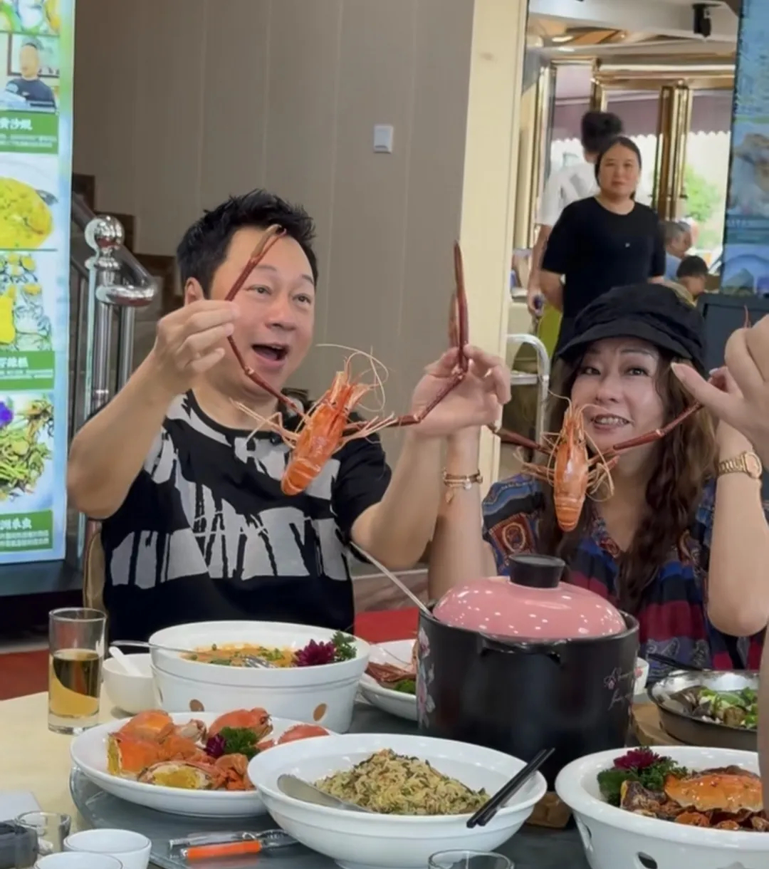 62岁黎耀祥和老婆梁耀莲现身广东佛山一家大排档吃海鲜火锅，夫妻俩牵着手来到店里，
