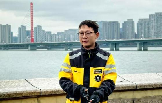 救人外卖小哥说2024年活在当下：拒绝带货2023年6月份，外卖小哥彭清林在送单