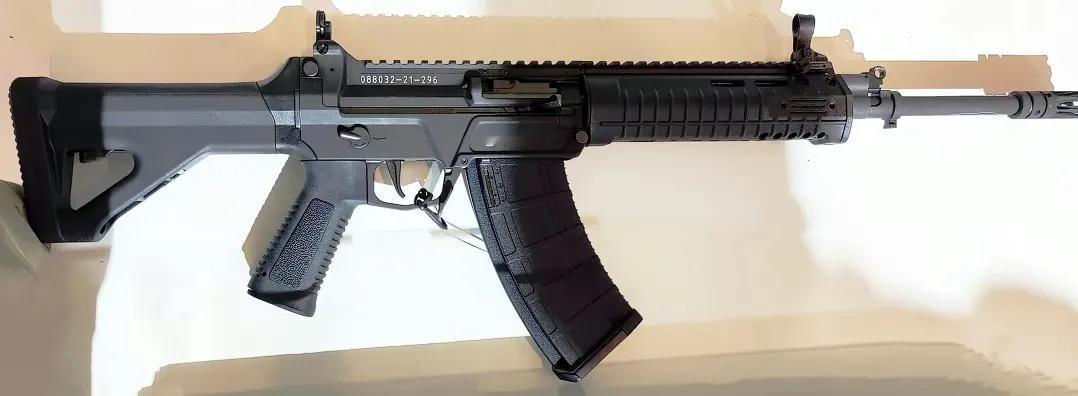 海峡两岸新一代自动步枪：QBZ191（上排图）  XT112（下排图）