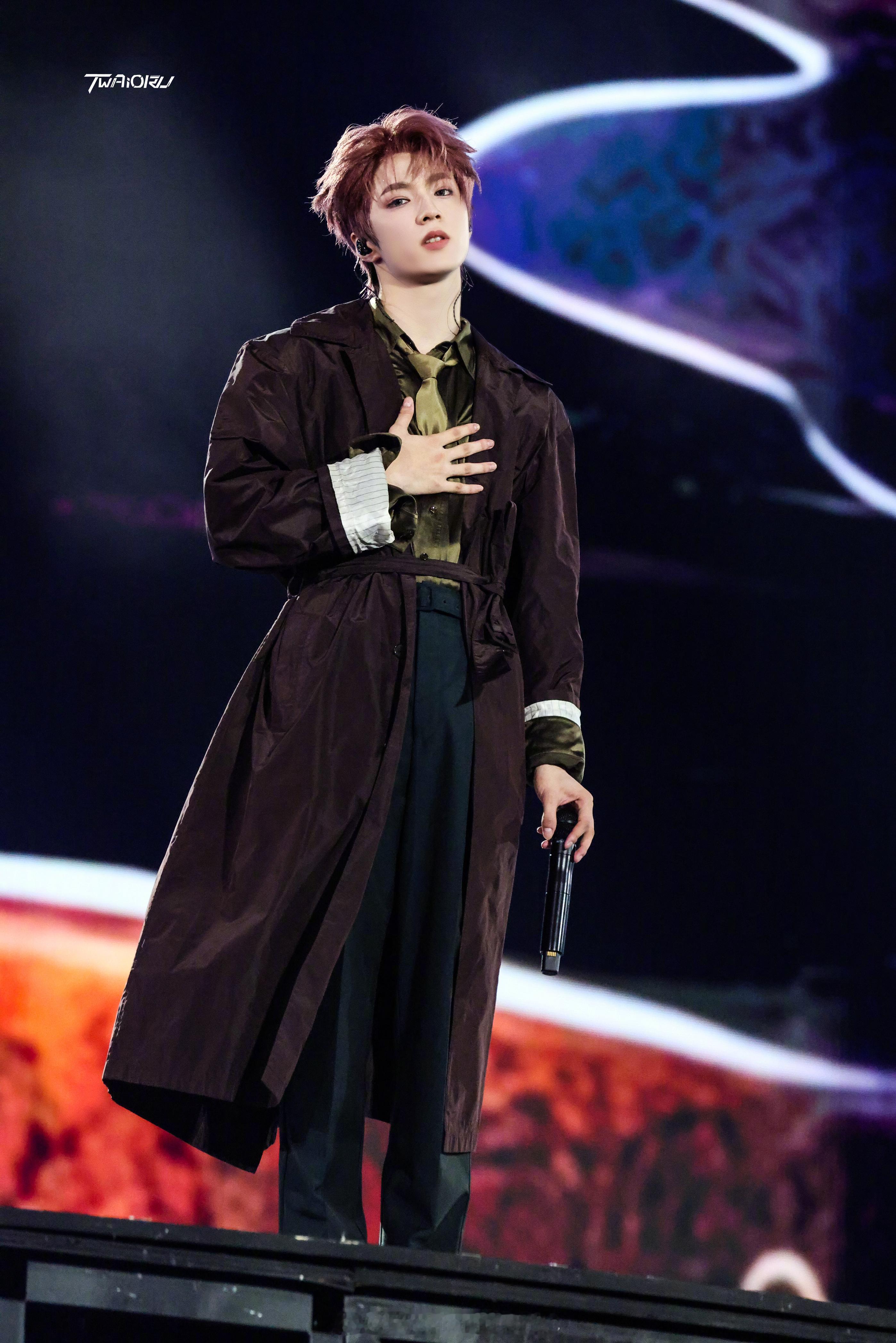 刘耀文 今日时代少年团演唱会 新造型，演绎了一套SAINT LAURENT 酒红
