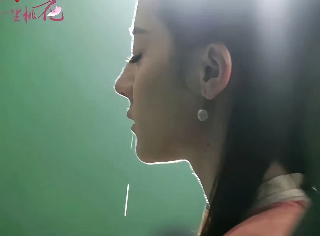 眼泪像断了线的珍珠 