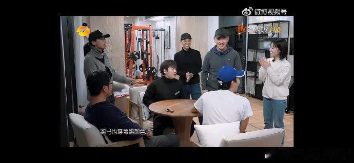 亲爱的客栈第二季名场面 客栈掰手腕名场面永远封神，棣棣月月活力满满，武艺一出手就