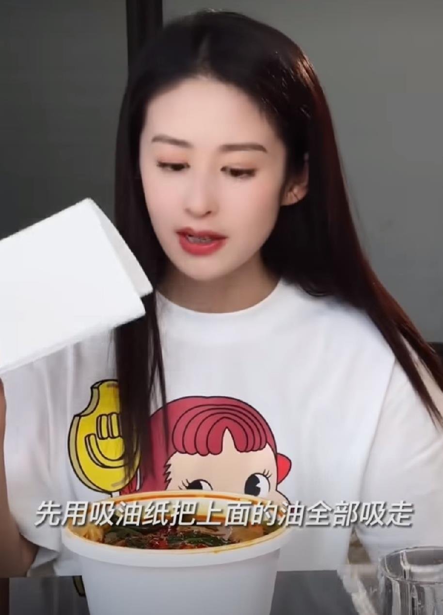 女演员颖儿点了一份麻辣烫，吃麻辣烫用吸油纸已经够新鲜，再加冰块继续吸，这是把麻辣