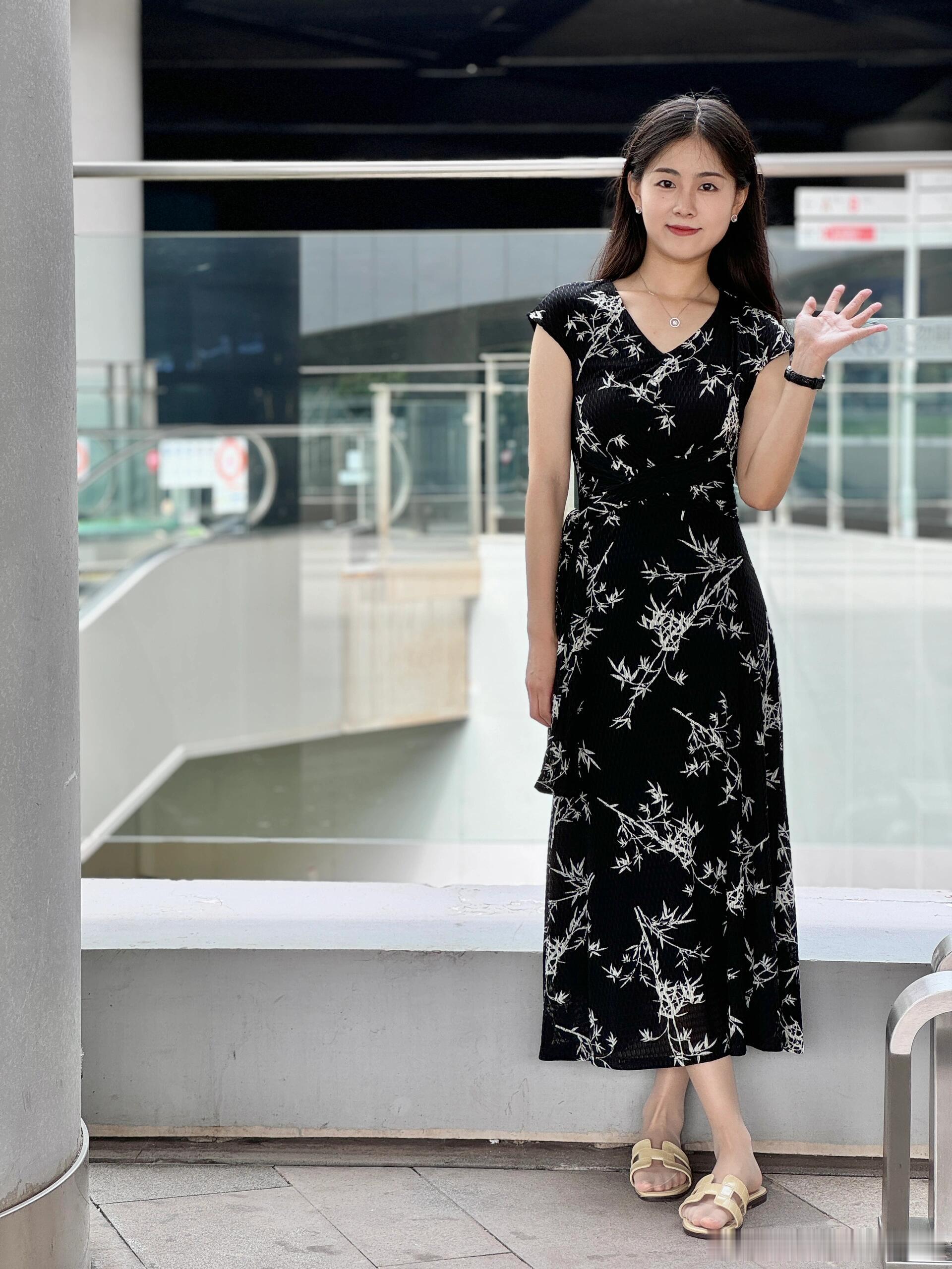 丝袜凉拖碎花裙，年轻美丽有气质～ ​​​