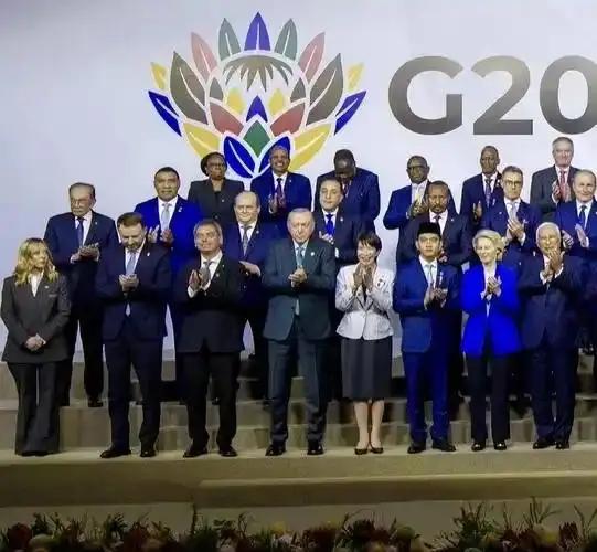 G20财长会大合照曝光，站位引爆热议！日本代表直接站上C位紧挨美国财长，中方代表