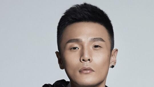 李荣浩实体专辑现少字失误，火速发文道歉