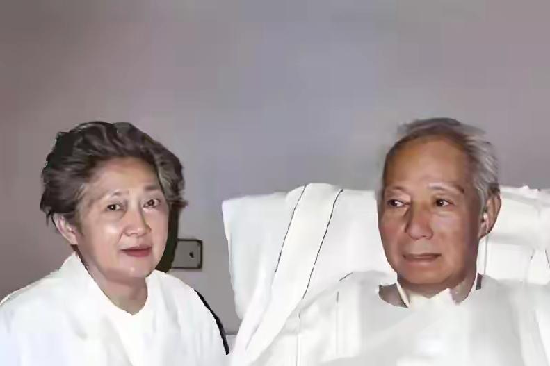 1995年，陈丕显病重住院，妻子谢志成陪伴在身边，一张温馨的留影，这一年的陈丕显