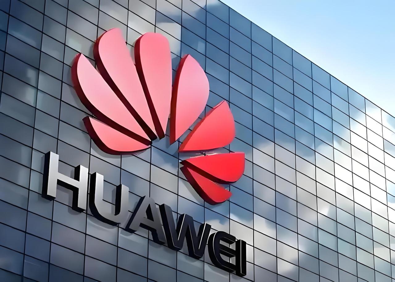 在发布年度报告的同时，华为宣布管理层轮值安排，汪涛将接任轮值董事长一职。此外，孟