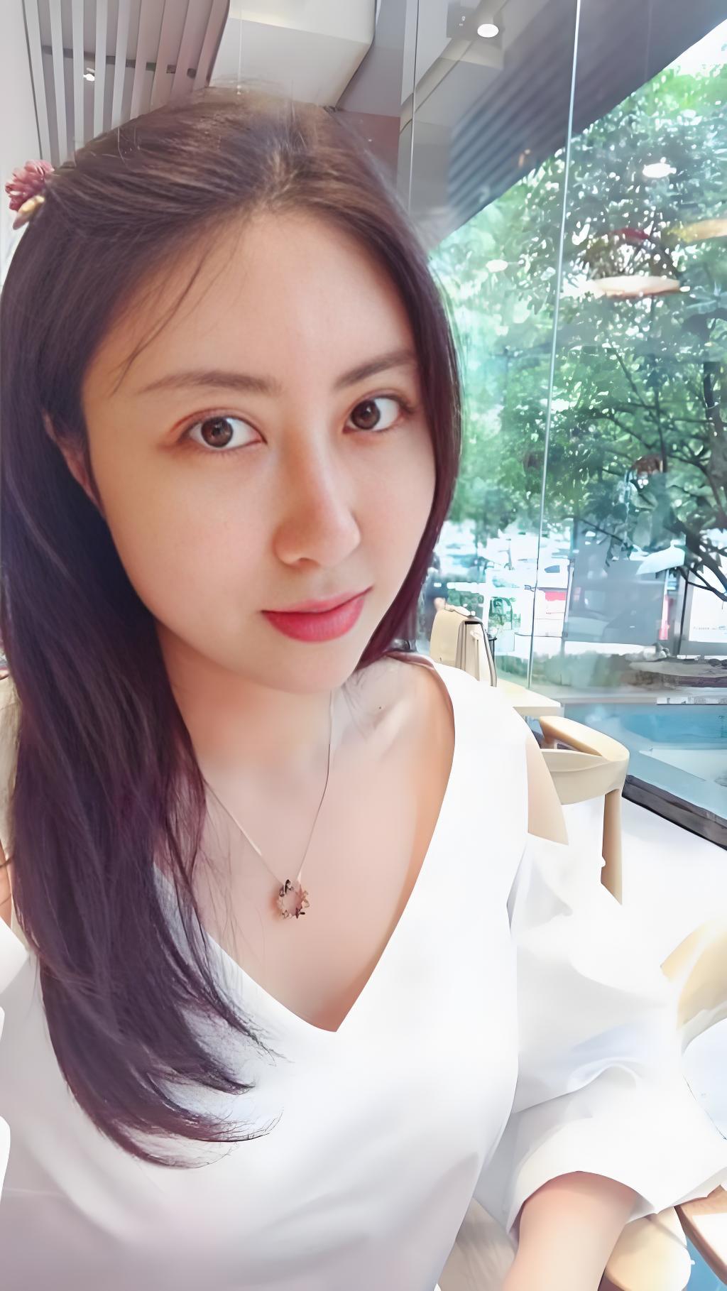 说实话，我一开始对贾浅浅是不认同的。
觉得诗不够雅，还有争议。
但看多了文学史，