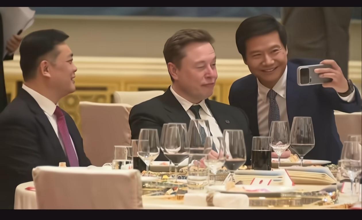两位首富马斯克与雷军一同合影留念，他们既是朋友，也是竞争对手。估计雷总手中拿的是