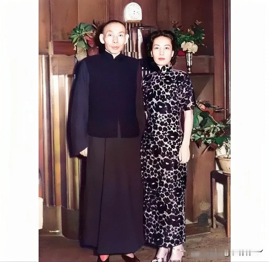 这才是杜月笙和孟小冬的真实貌相，并非演员饰演的角色！这张老照片摄于1950年二人