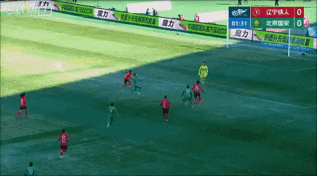 在昨天进行的辽宁铁人和北京国安的比赛中，发生了笑死人不偿命的一幕。当时比赛刚刚开