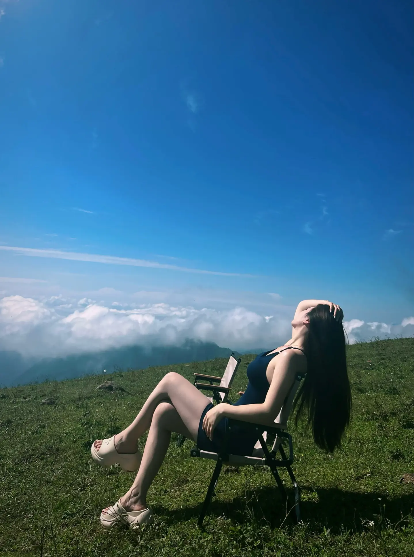 女人就该风情万种，喜欢不同的人，喝不同的酒，然后不爱任何人。