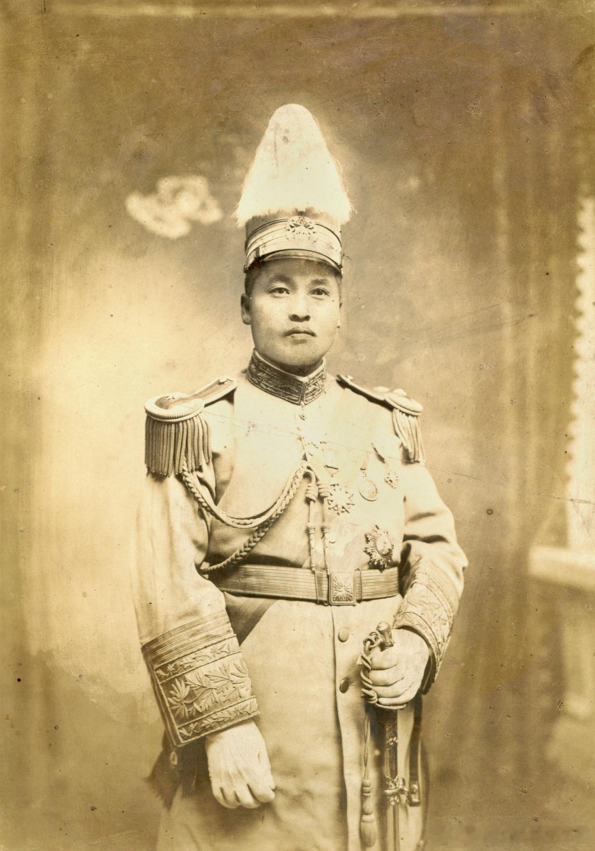1910年代马开崧(1886-1922.7)戎装肖像照。他是太原辛亥革命起义军事