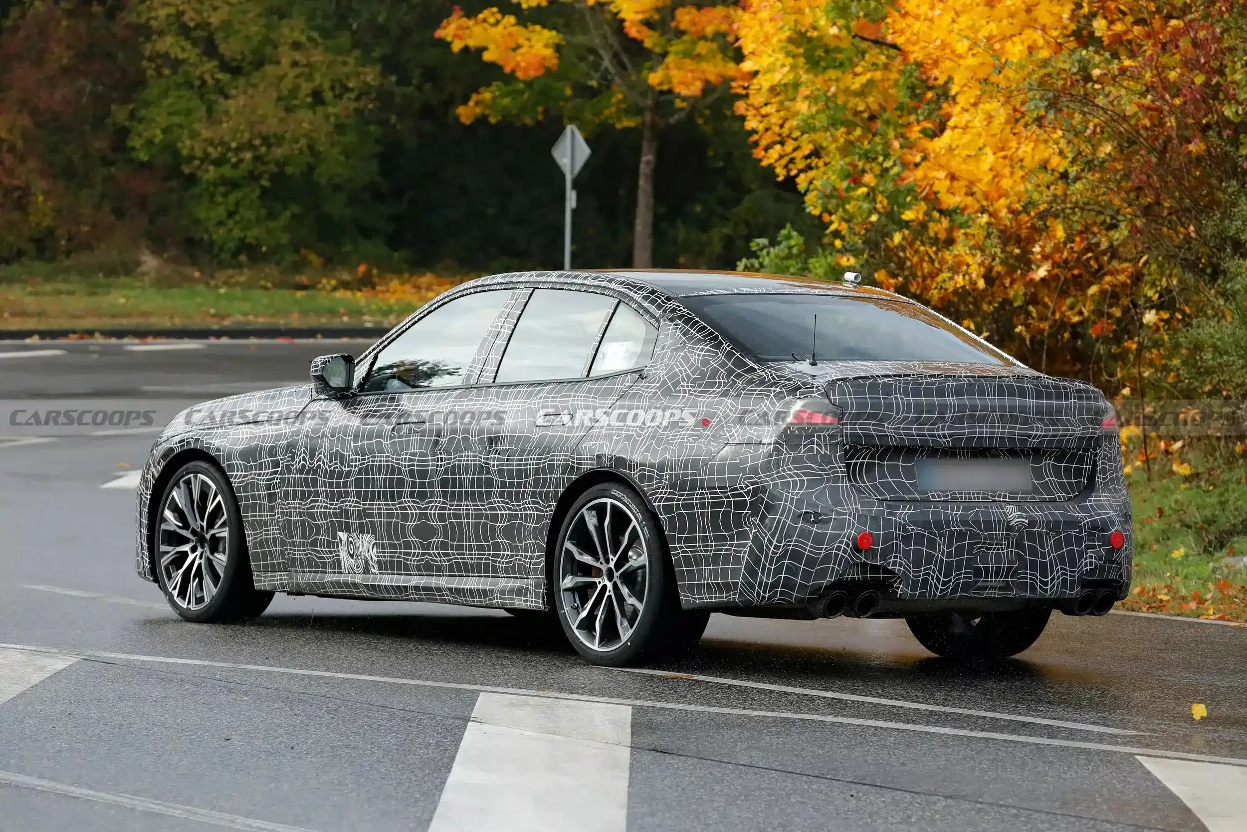 全新宝马3系燃油版谍照曝光，采用与宝马i3同款的外观设计，该车可能提供汽油、柴油