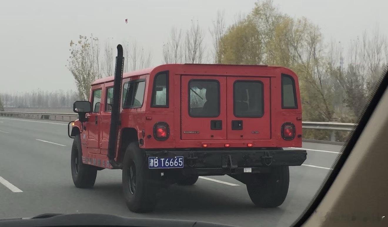 我没看错吧，这是悍马H1吧？ ​​​