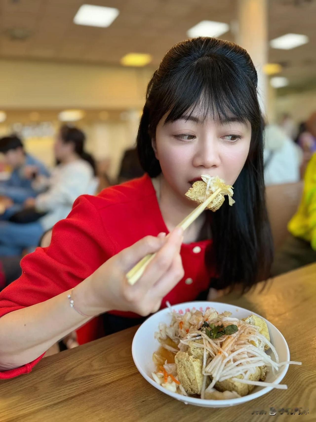 败选后的高嘉瑜也很少唱歌了，而是专注于美食。这次她是去吃臭豆腐。这家臭豆腐店在台