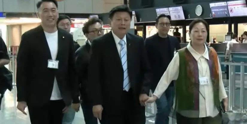 国民党主席郑丽文返台，党团总召傅昆萁偕夫人、花莲县长徐榛蔚率团赴桃园机场接机，随