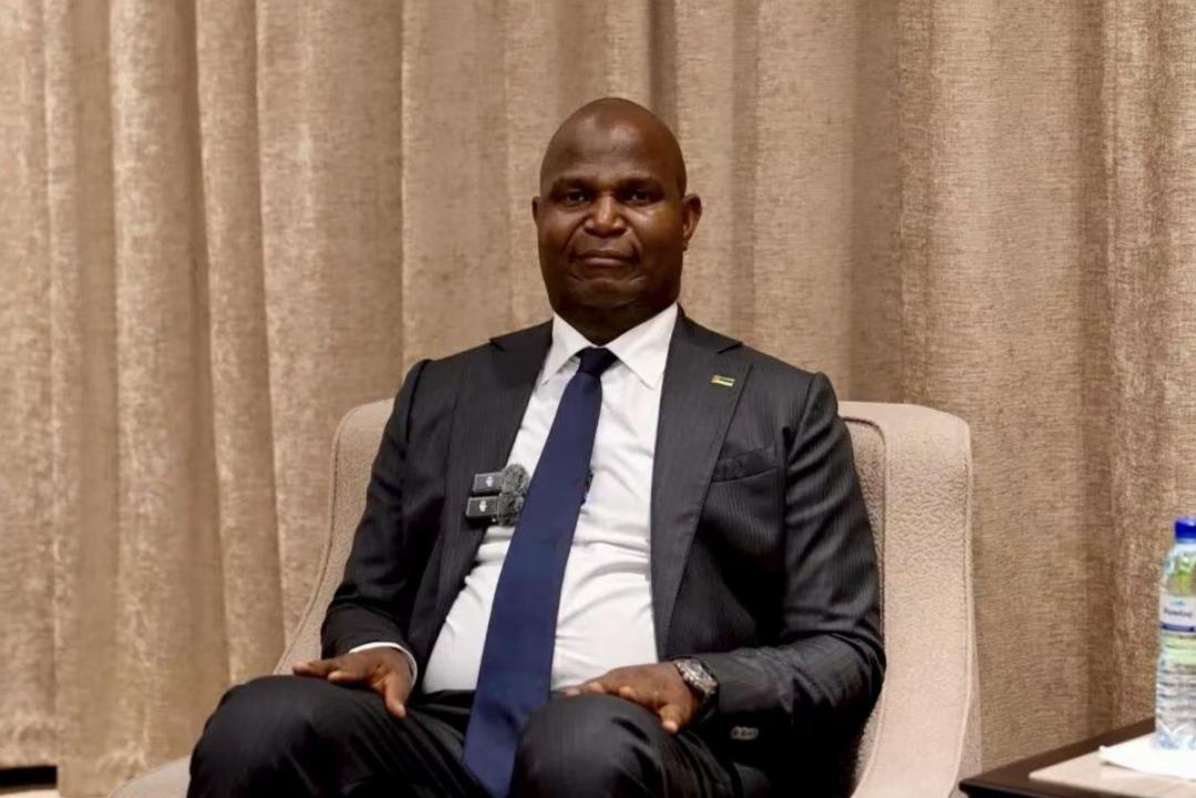 总统三天体验卡：在湖南开吊车、看挖掘机跳舞，还谈成了大生意！

你没看错，莫桑比