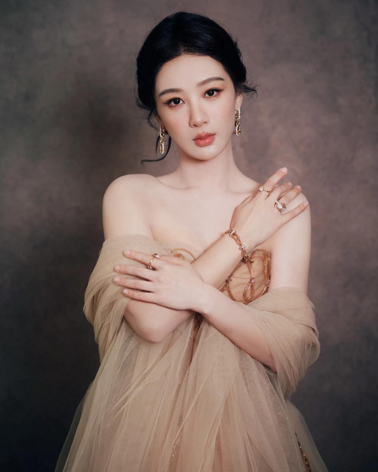 娱闻|杨紫 迪丽热巴 秦岚 王力宏

杨紫斩获白玉兰视后后的首个线下活动，身穿一
