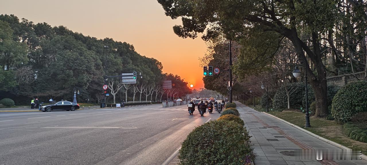 冬日生活打卡季从老外街经过，欢乐的气氛已经洋溢街头。