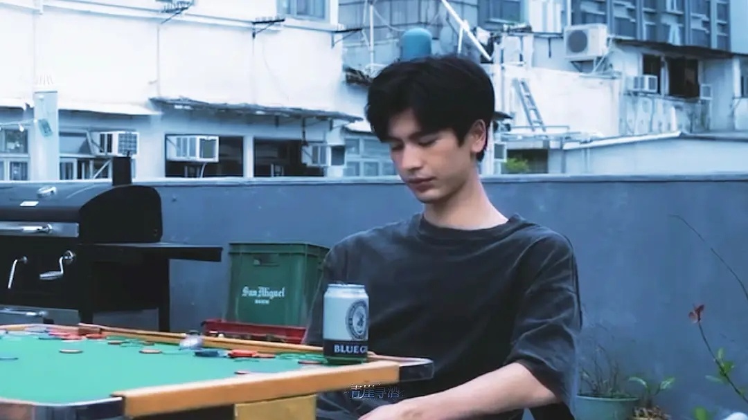 张凌赫在镜框上签名张凌赫在镜框上签名 实打实的帅气，签名这一幕氛围感直接拉满，入