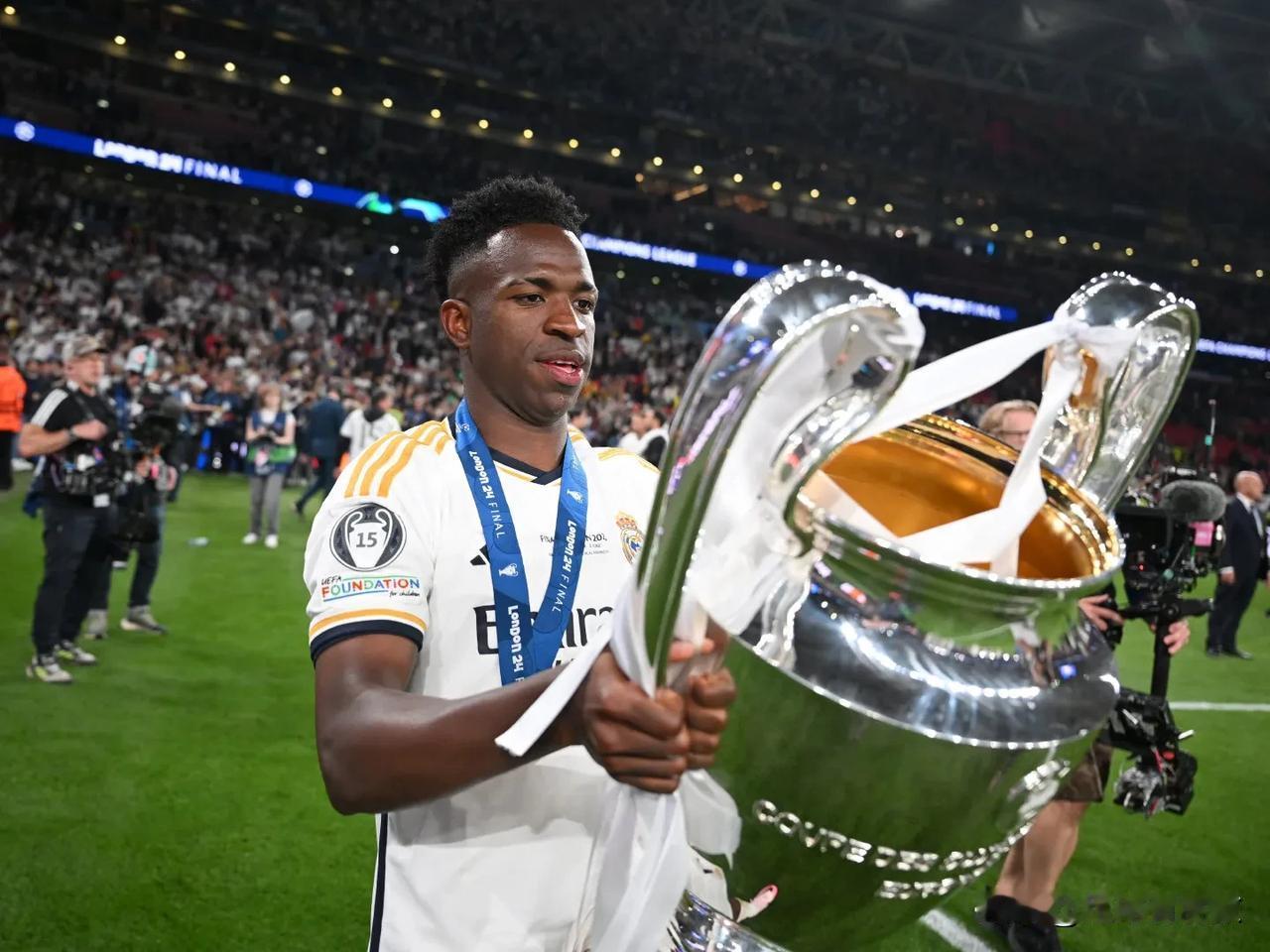 在今天的欧冠决赛中，维尼修斯为皇马打进第二粒进球，帮助球队夺得队史第15座欧冠冠