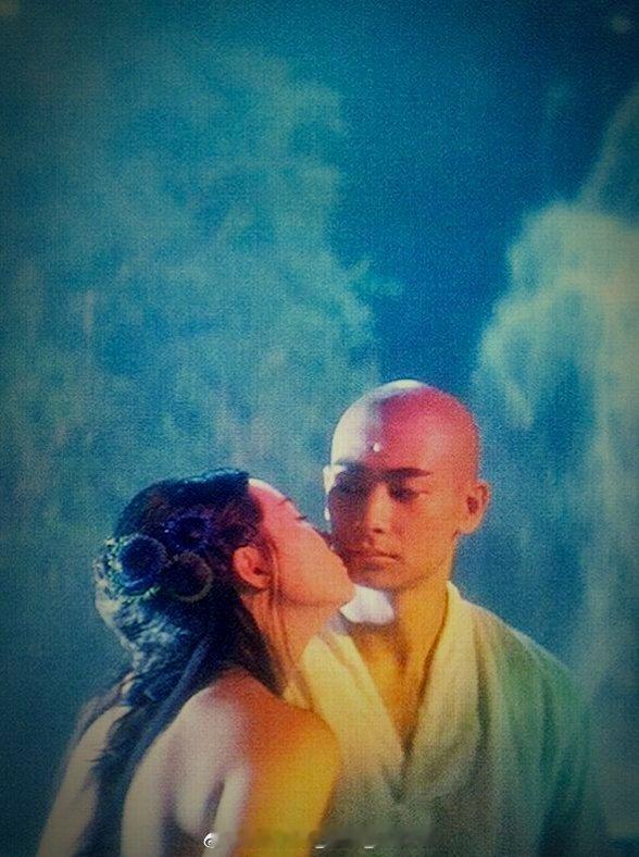 1993年，张曼玉与赵文卓，在《青蛇》中的一幕。 