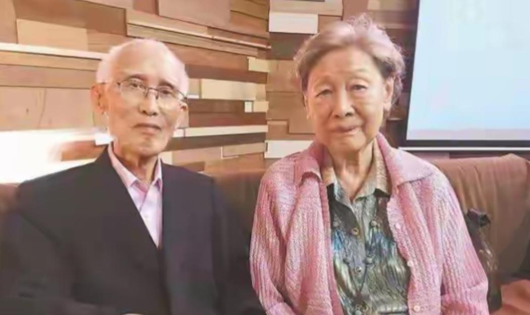 余光中17岁时爱上了14岁的表妹，虽因无法生育坚持娶她，婚后他们竟然在七年内育有