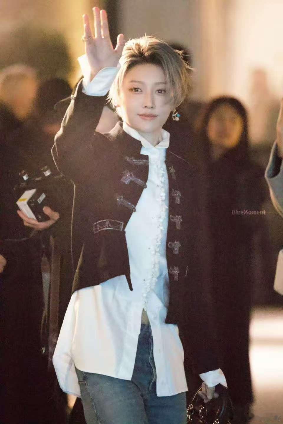 刘雨昕给粉丝送姜茶 昕蓝海的震撼名不虚传！北京线下活动上刘雨昕状态封神，寒冬里的