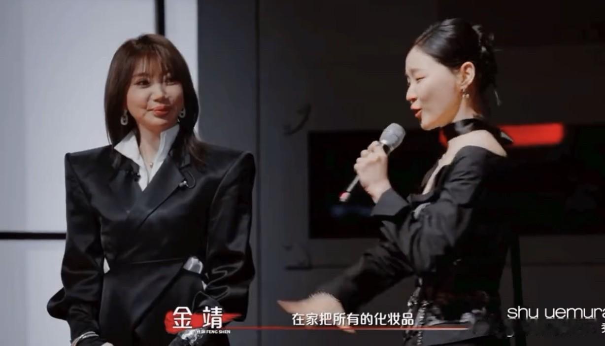 金靖在节目中爆料：自己因为曾经化不好妆，一怒之下，把所有的化妆品全都扫到地上。她