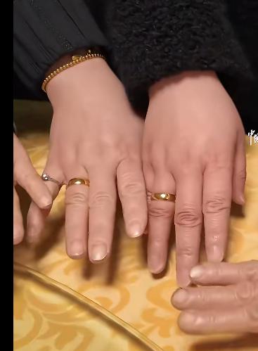 在安徽安庆的一场温馨寿宴上，一位八十岁的齐奶奶用一份特别的礼物，让在场所有人都红