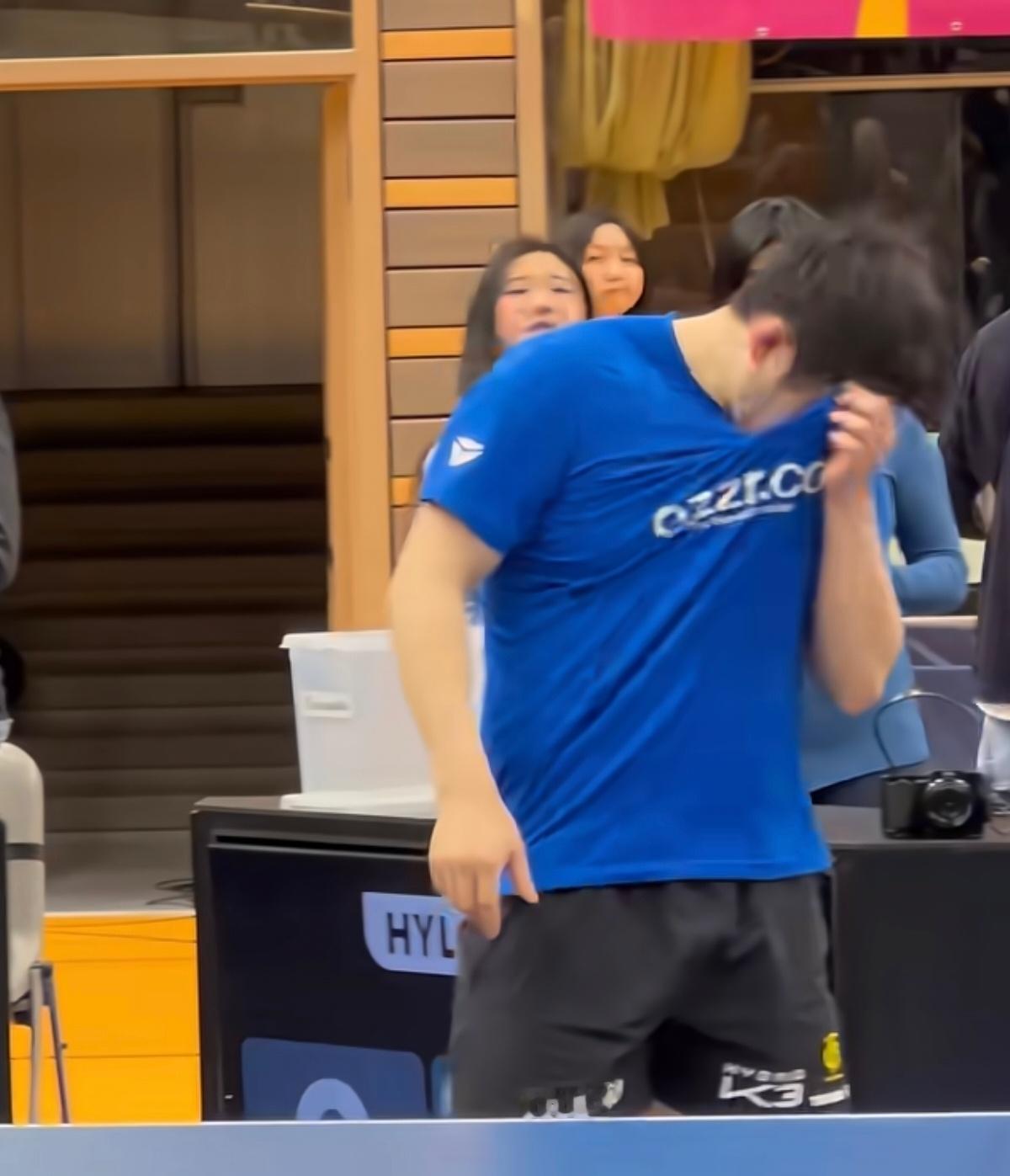 “樊”式擦脸出新图🤦🏻♂️敲可爱～ 