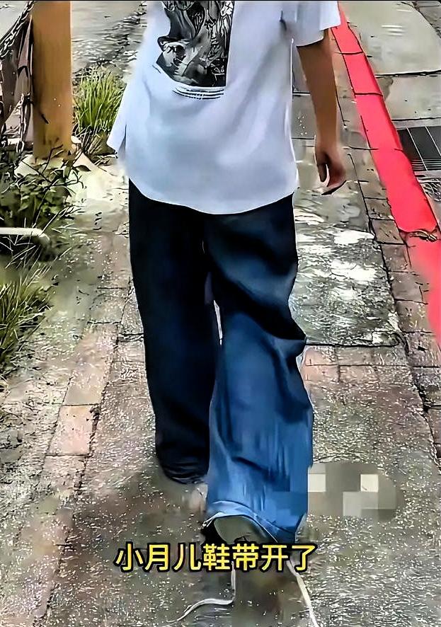 我实在看不下去了。汪小菲晒个女儿，评论区又炸了。

这次不是因为他说错话。是因为