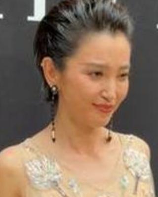 时隔十年再度现身巴黎时装看秀。当地时间7月8日，李冰冰亮相2026秋冬巴黎高定时