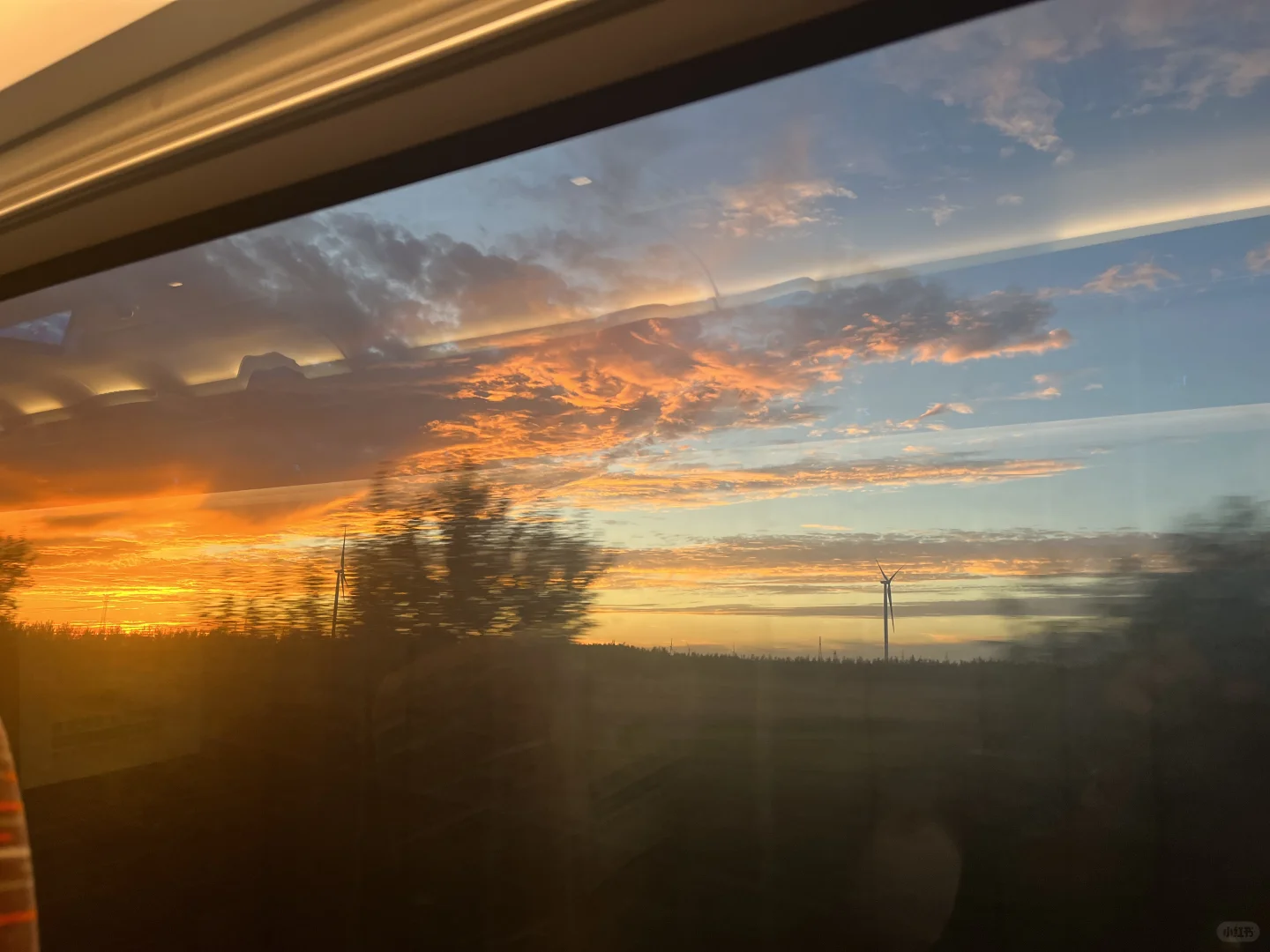 高铁日落 很久没看到过好看的夕阳啦🌇 手动艾特沈阳铁路局 该擦玻璃了[害羞R]