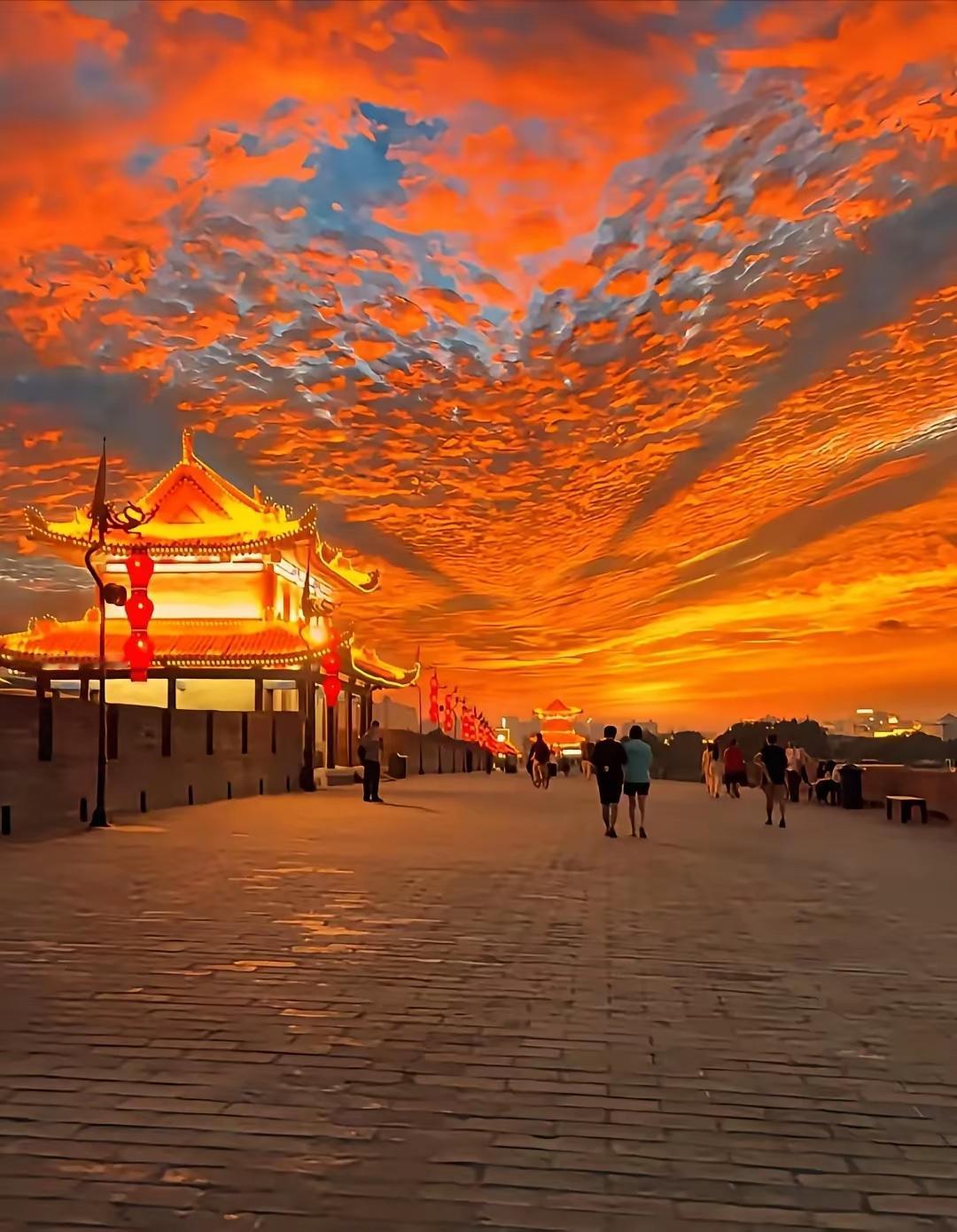 看到网友分享的西安城墙上拍到的火烧云景象
有没有一种太震撼、太美的感觉呢？
多久