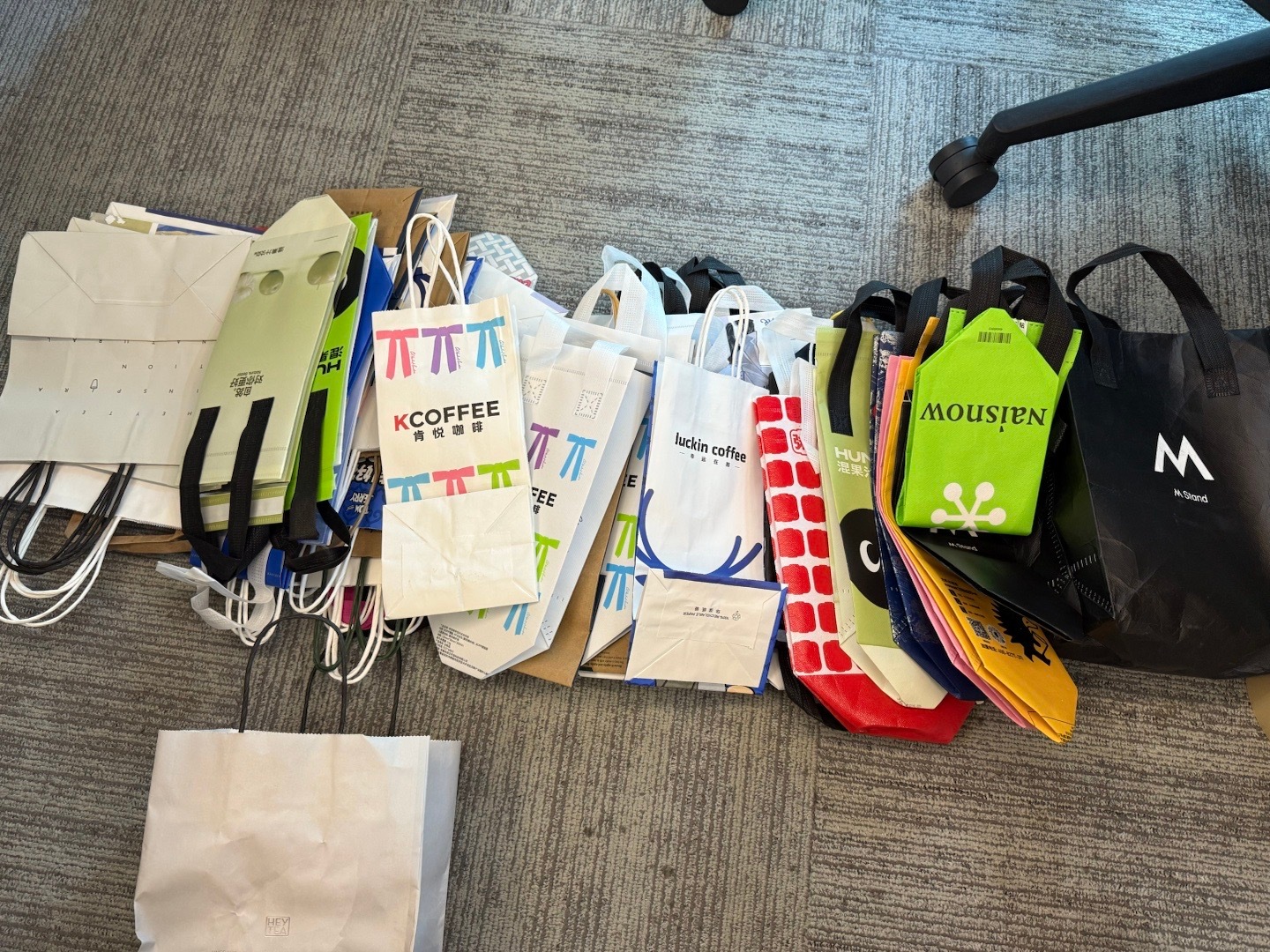 钱挣没挣到不知道，袋子倒是攒了一堆。 ​​​