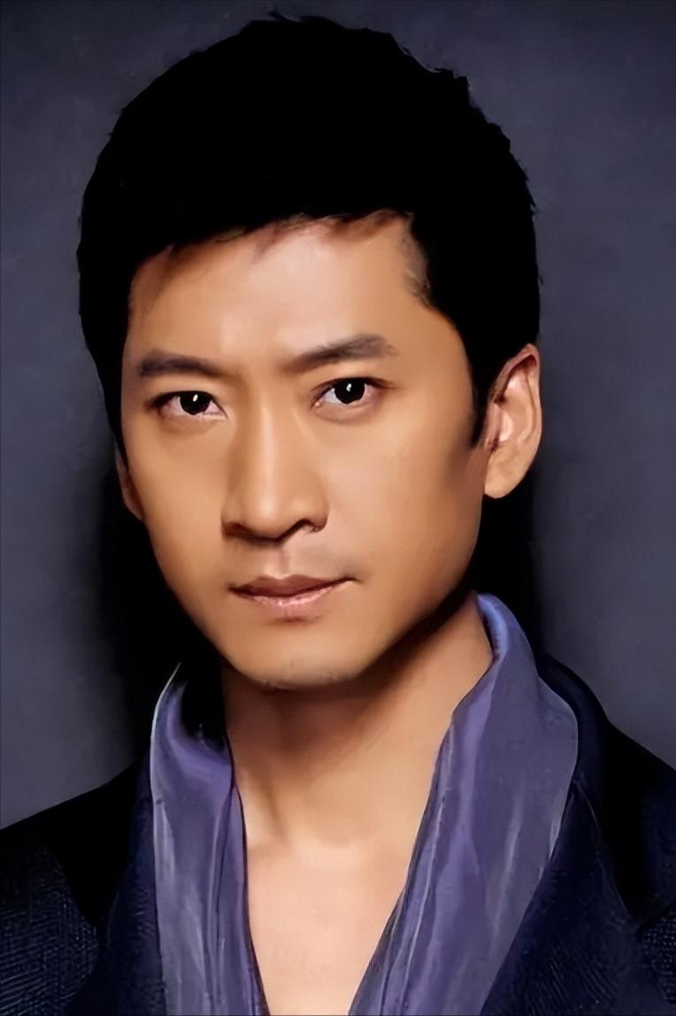 演员周杰，出演还珠格格的时候，跟琼瑶闹的别扭，他谈了一个女朋友，经常折腾要分手，