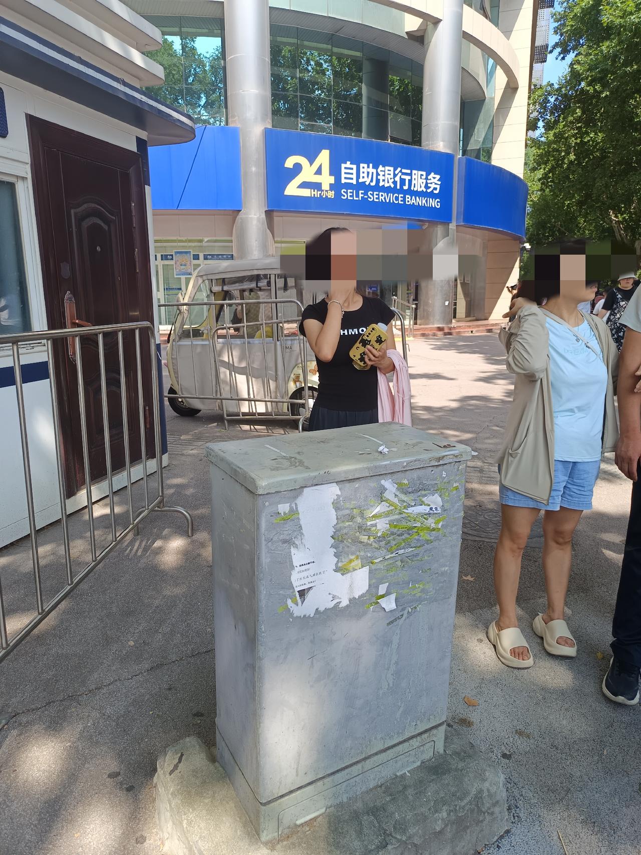 中国移动西安分公司，南门十字路口，移动设备箱门需要维修。 移动通信营业 中国移动